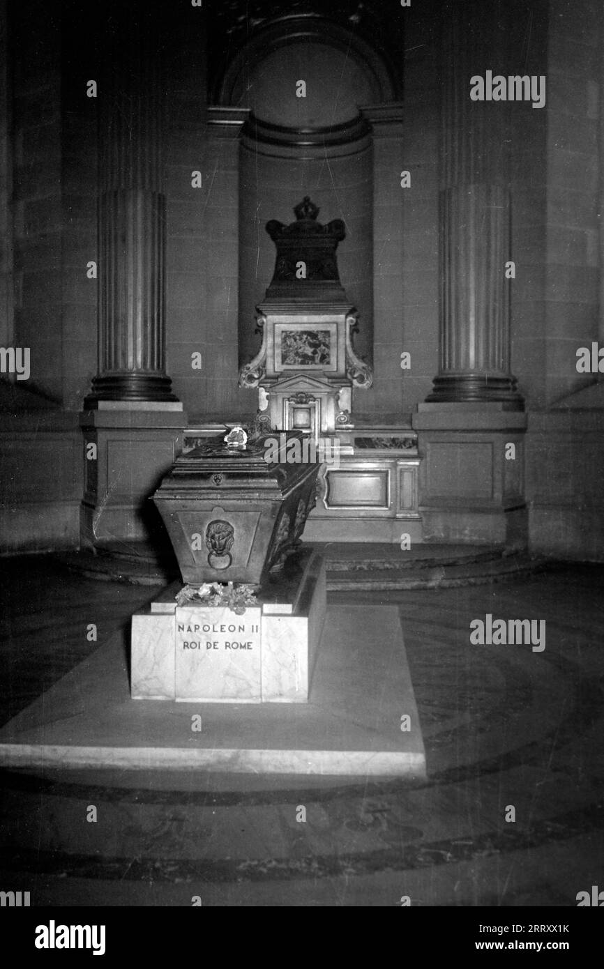 Der Sarg Napoleon II, König von Rom, im Invalidendom a Parigi, 1962. La bara di Napoleone II, re di Roma, nella Cattedrale di Invalides a Parigi, 1962. Foto Stock