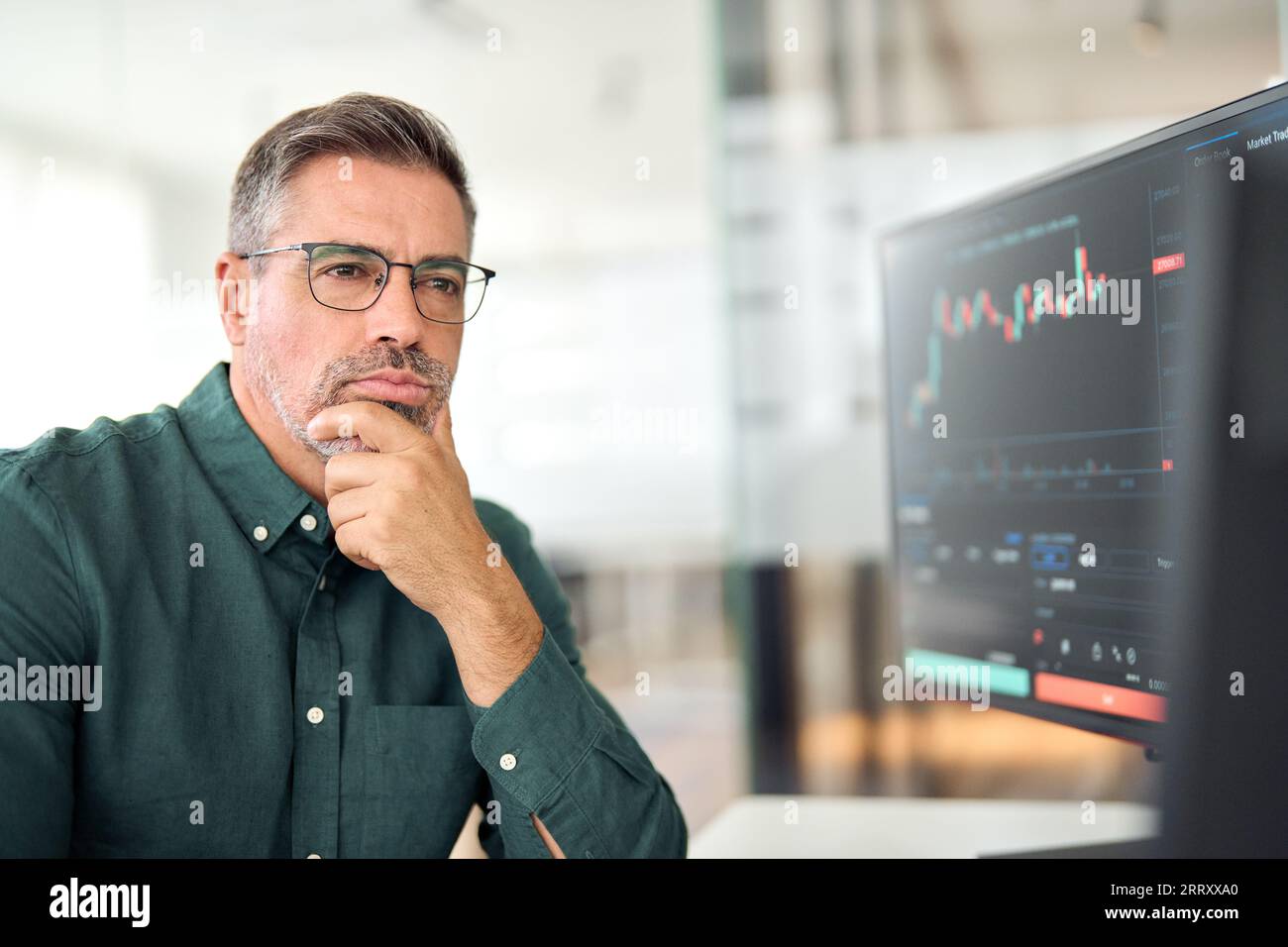 Crypto broker, investitore finanziario, trader che analizza i dati di trading digitale. Foto Stock