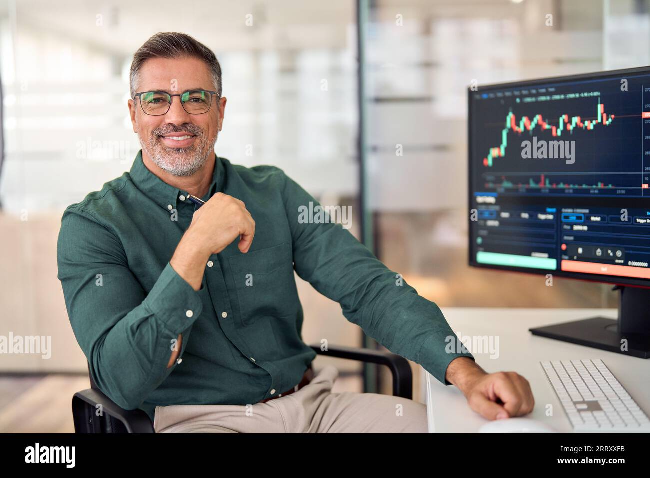 Broker maturo sorridente, investitore finanziario, trader o consulente esperto, ritratto. Foto Stock