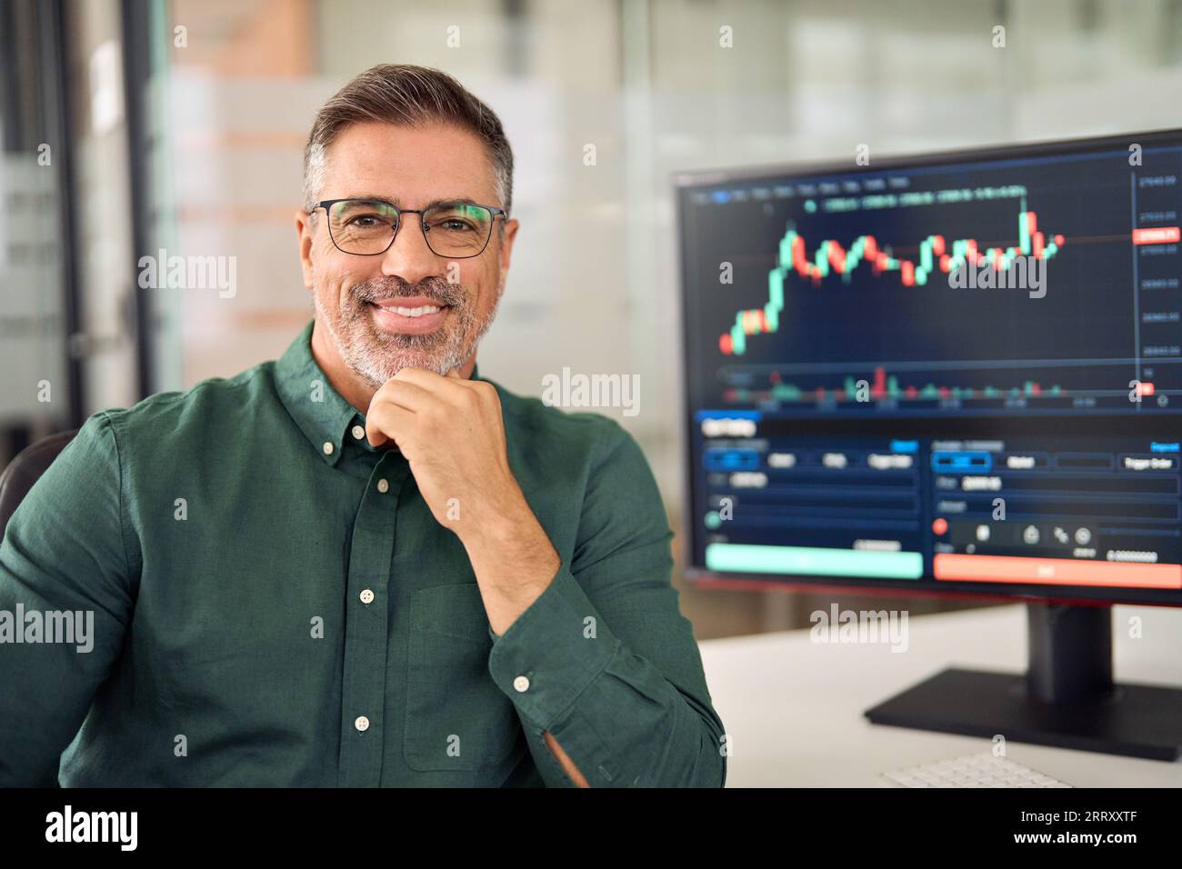 Happy Stock investor o broker, trader o consulente di esperti finanziari, ritratto. Foto Stock