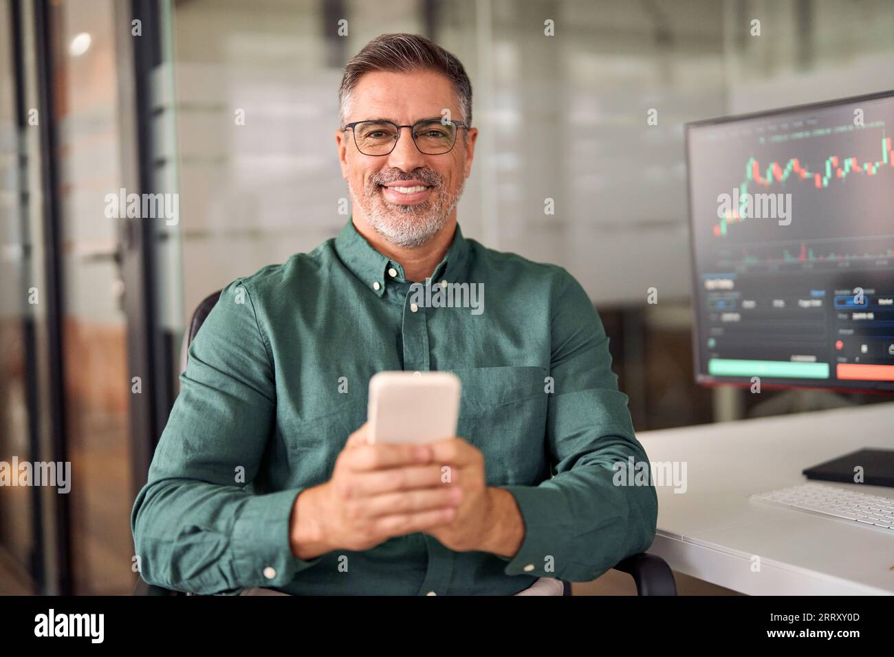 App di trading mobile per investitori azionari per investire tramite telefono. Foto Stock