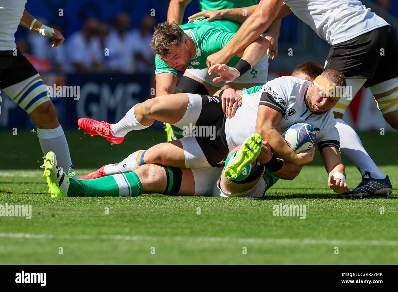 BORDEAUX, FRANCIA - 9 SETTEMBRE: La Romania Iulian Hartig viene affrontata durante la partita di Coppa del mondo di rugby 2023 tra Irlanda e Romania allo Stade de Bordeaux il 9 settembre 2023 a Bordeaux, Francia. (Foto di Hans van der Valk/Orange Pictures) Foto Stock