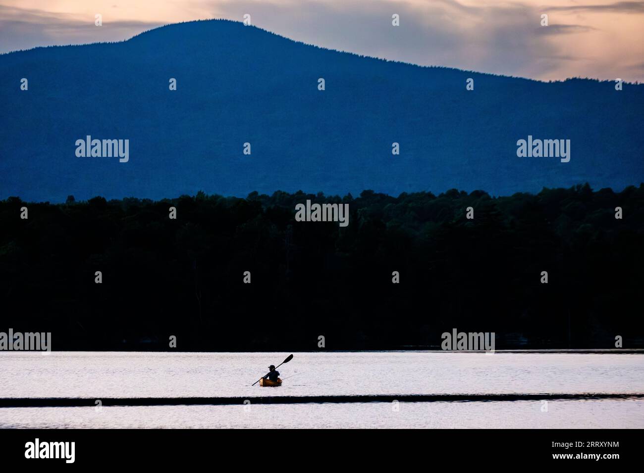 Canottaggio nelle Adirondack Mountains dello Stato di New York, USA, Essex Chain Lakes vicino a Newcomb, NY, USA. Foto Stock