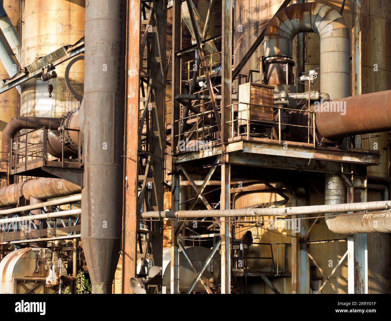 Vecchie tubature arrugginite nella regione di Ostrava Vitkovice Foto Stock