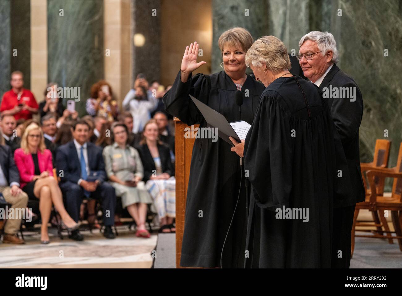 Janet Protasiewicz, 60 anni, giurando in cerimonia per la sua posizione di giudice della Corte Suprema dello Stato presso il Campidoglio del Wisconsin a Madison, Wis il 1 agosto 2 Foto Stock