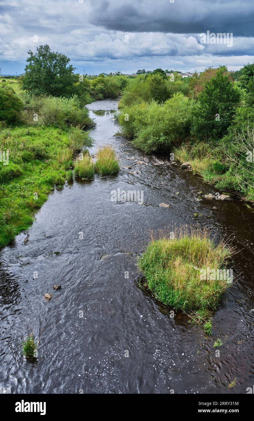Il fiume Sark, il confine tra Inghilterra e Scozia a Gretna Green, Dumfries e Galloway, Scozia Foto Stock