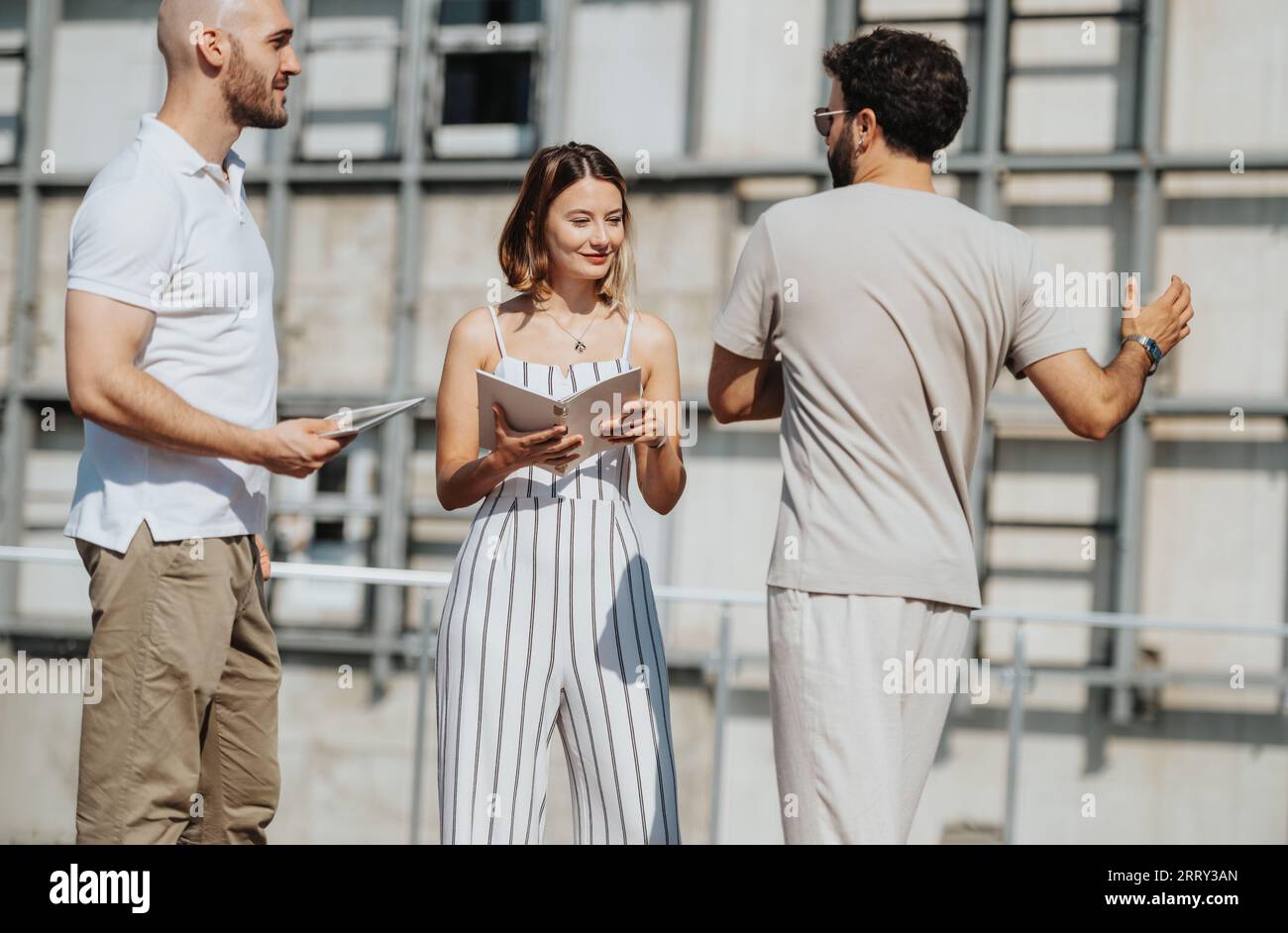 Architetti urbani di successo discutono il progetto per la progettazione di edifici moderni presso il cantiere edile Foto Stock