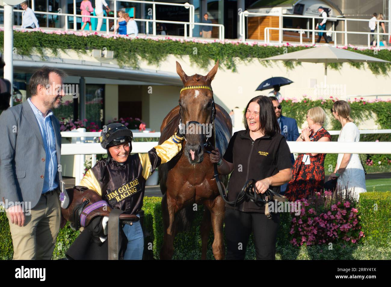 Ascot, Berkshire, Regno Unito. 9 settembre 2023. Horse Call me Ginger guidato dal fantino Amie Waugh (sete nere con stelle gialle) vince la National Race Horse Week handicap Stakes all'ippodromo di Ascot. Proprietario Johnnie Delta Racing. Allenatore Jim Jim Goldie, Glasgow. Credito: Maureen McLean/Alamy Live News Foto Stock