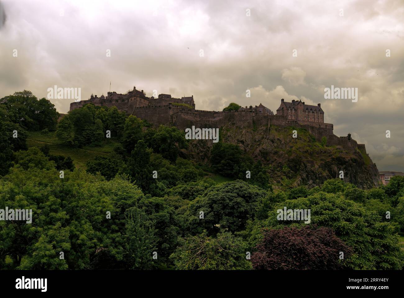 Storm Over Majesty: Castello di Edimburgo tra la formazione Cloud Storm Foto Stock