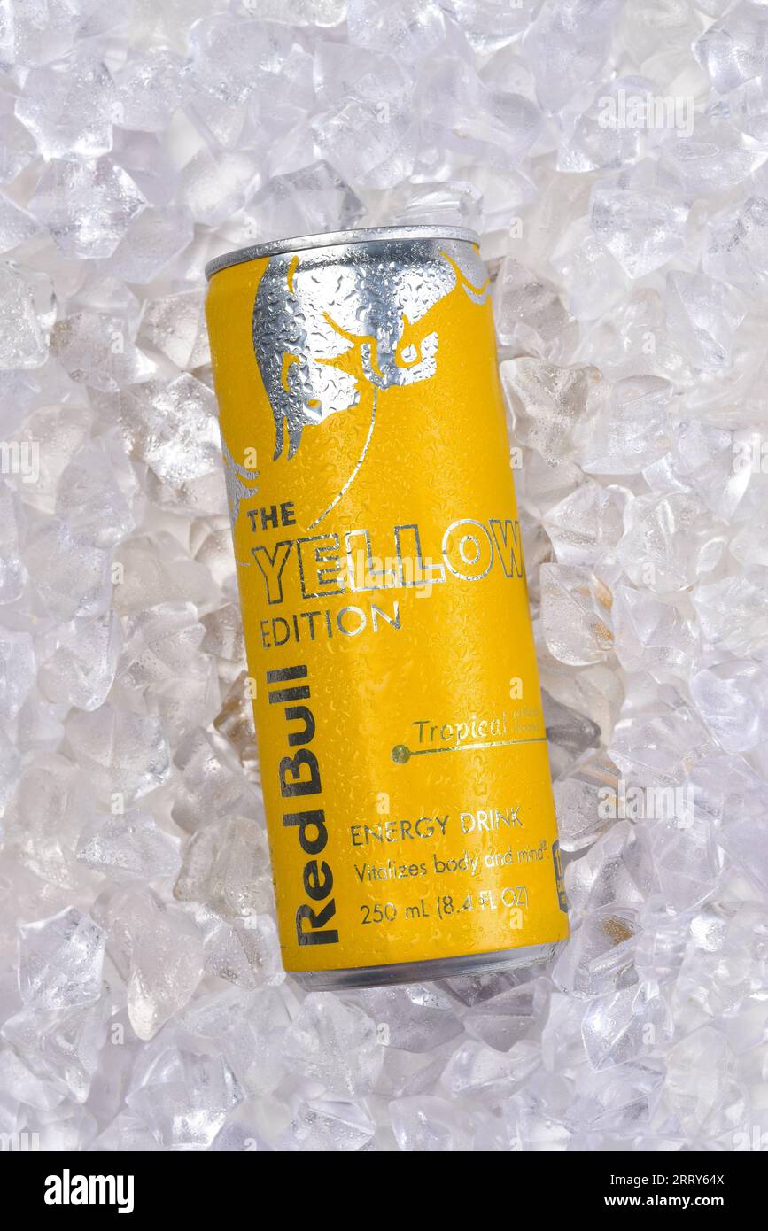 IRVINE, CALIFORNIA - 9 SETTEMBRE 2023: Una bevanda energetica CAN Red Bull Yellow Edition su un letto di ghiaccio. Foto Stock