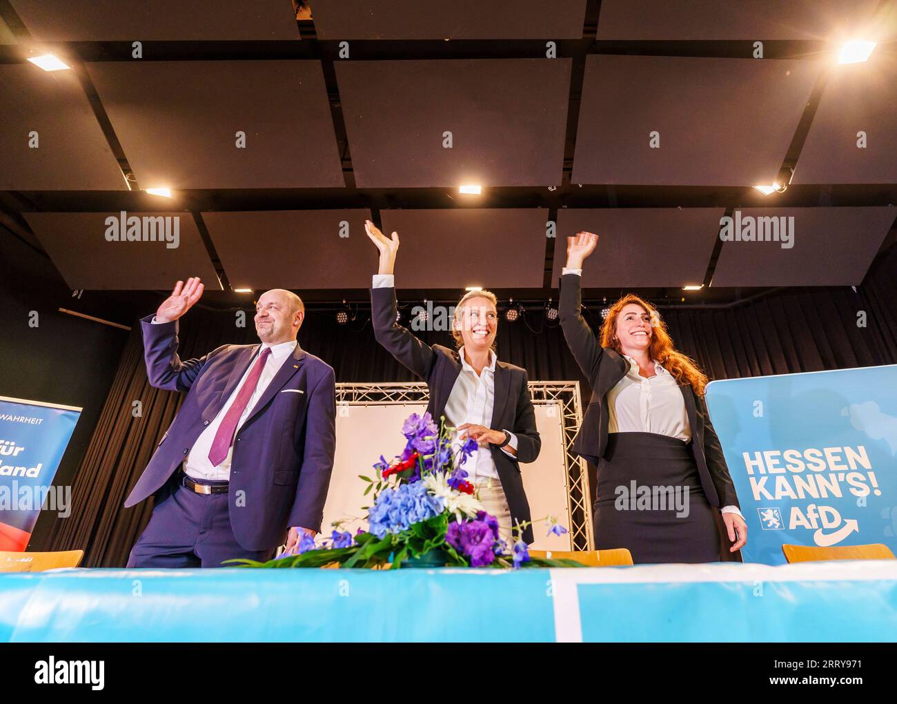 09 settembre 2023, Assia, Gelnhausen: Robert Lambrou (l-r, AfD), presidente dello stato AfD/candidato leader per le elezioni statali, Alice Weidel (AfD), presidente del partito federale, e Mariana Harder-Kühnel (AfD), una delle tre vice portavoce federali del suo partito, si riuniscono sul podio. L'Hessian AfD tiene la sua campagna elettorale per le elezioni statali in Assia nella sala dello sport e della cultura di Meerholz. Diverse associazioni e istituzioni manifestano ai margini dell'evento AfD con lo slogan "siamo di più! - Festival della democrazia e della coesione sociale". Le elezioni in Assia sono schedul Foto Stock