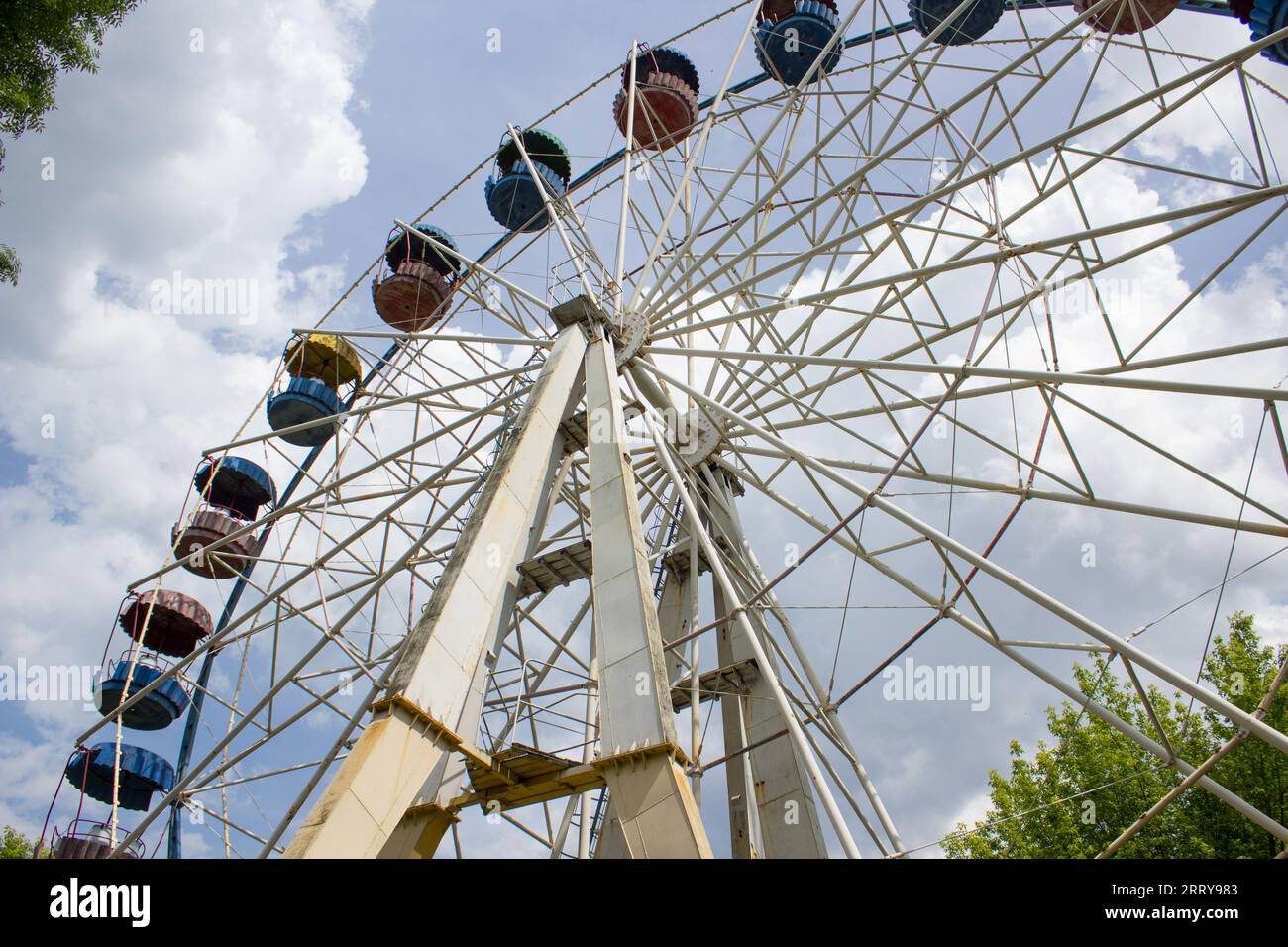 Una grande vecchia ruota che naviga nel cielo nel parco divertimenti Foto Stock