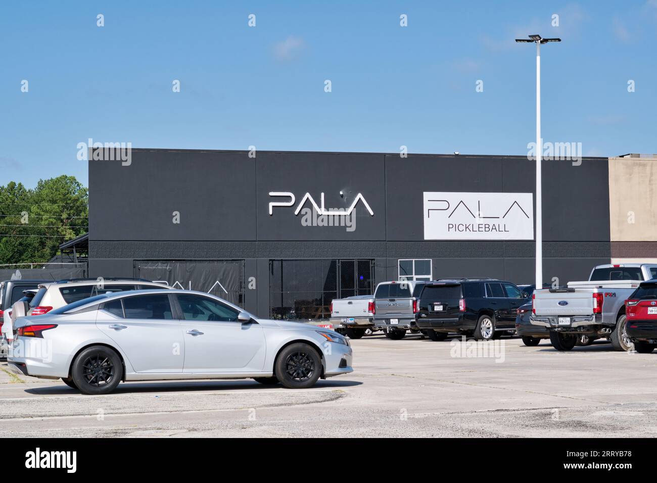 Houston, Texas, USA 07-30-2023: PALA Pickleball all'esterno e parcheggio a Houston, Texas. Uno sport racket globale in rapida crescita simile al tennis. Foto Stock