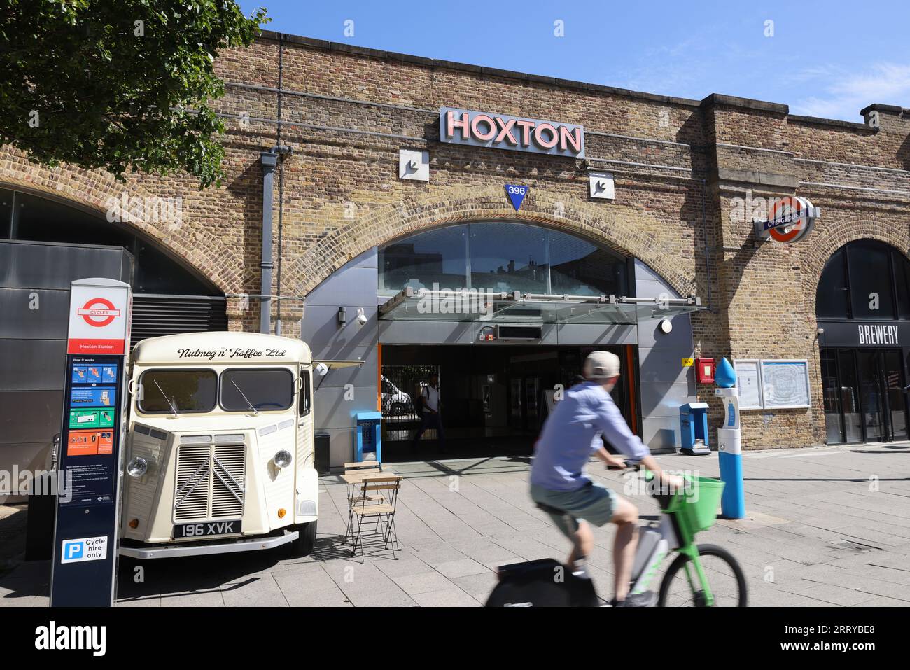 Stazione ferroviaria di Hoxton sulla East London Overground line nel Borough of Hackney, sul Kingsland Viaduct, Geffrye Street, Regno Unito Foto Stock