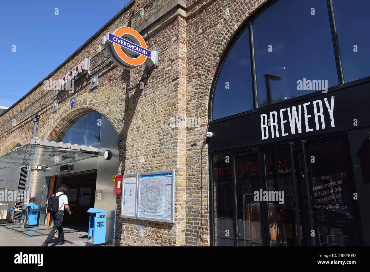 Stazione ferroviaria di Hoxton sulla East London Overground line nel Borough of Hackney, sul Kingsland Viaduct, Geffrye Street, Regno Unito Foto Stock