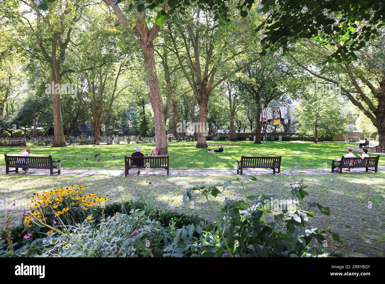 Bunhill Fields, un luogo di sepoltura anticonformista degli anni '1660, nella City di Londra. L'ultimo luogo di riposo per William Blake, Daniel Defoe e altri. Foto Stock