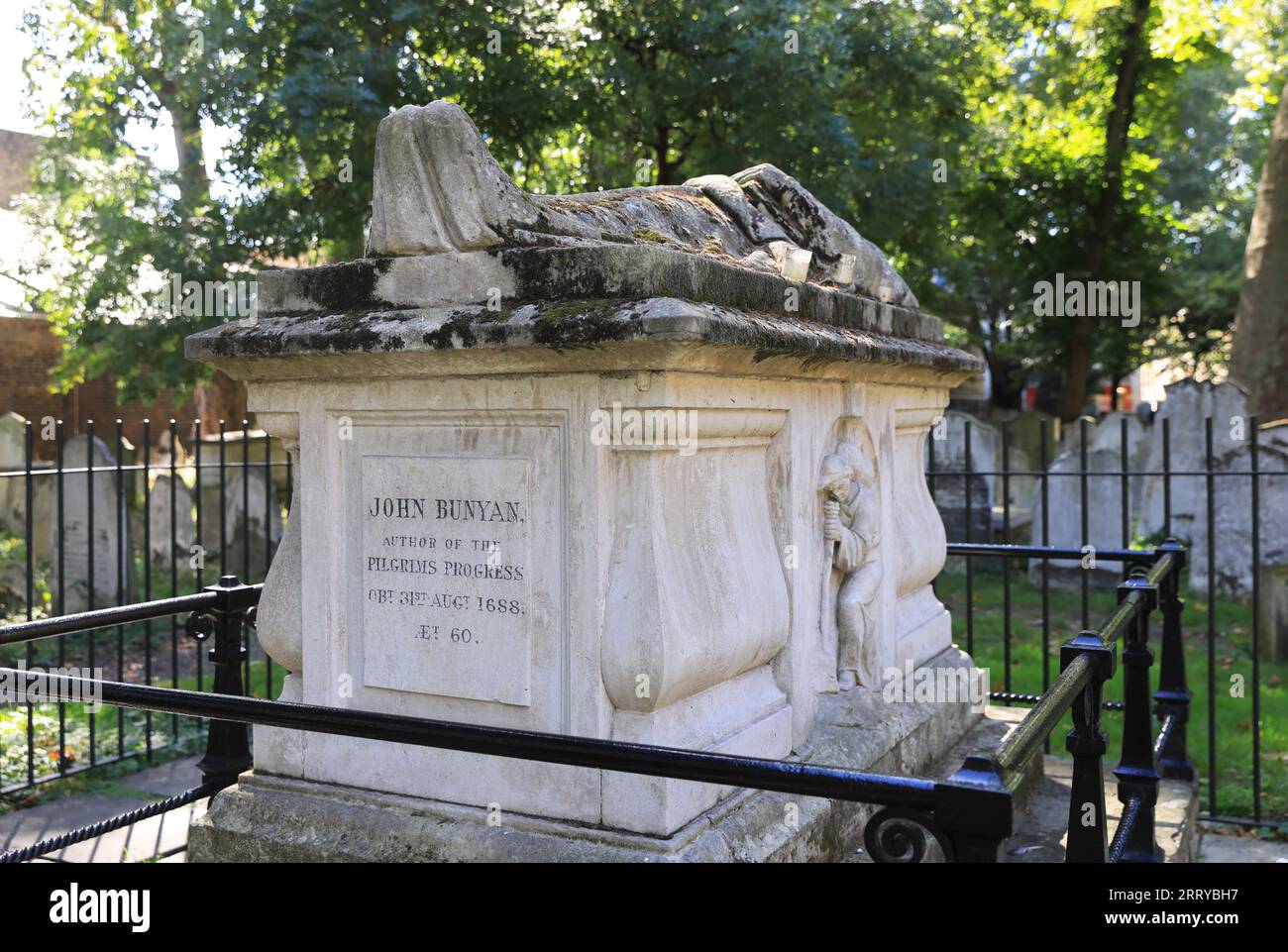 Bunhill Fields, un luogo di sepoltura anticonformista degli anni '1660, nella City di Londra. Il luogo di riposo per William Blake, Daniel Defoe, John Bunyan. Foto Stock