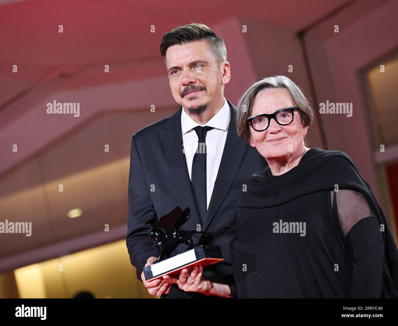 Venezia, Italia. 9 settembre 2023. sera 11. Vincitori del Red Carpet Award nella foto: Marcin Wierzchoslawski e Agnieszka Holland Credit: Independent Photo Agency/Alamy Live News Foto Stock