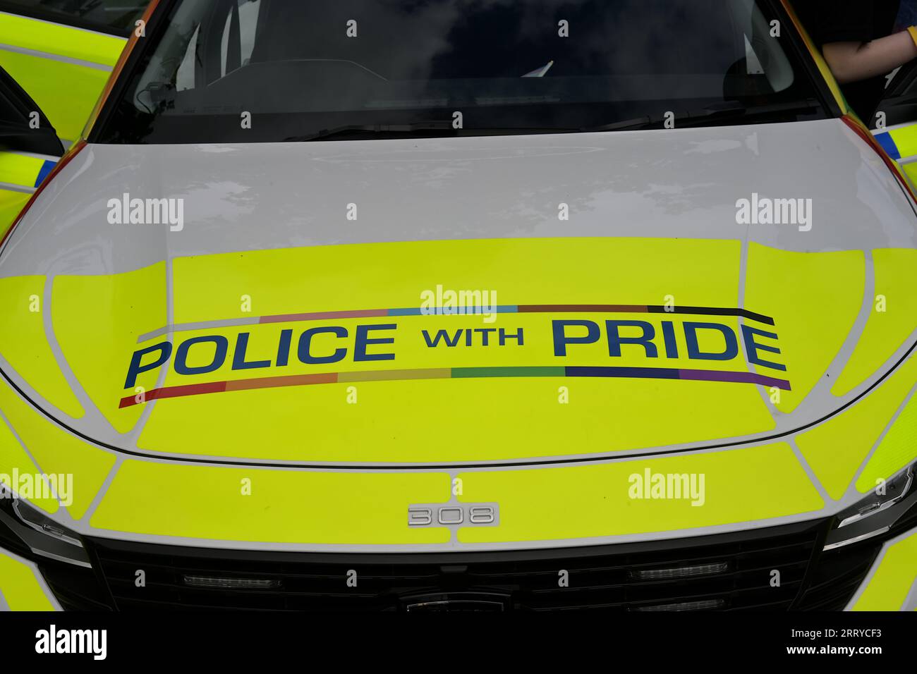 Auto di risposta Peugeot 308 della polizia con il logo New Pride Foto Stock