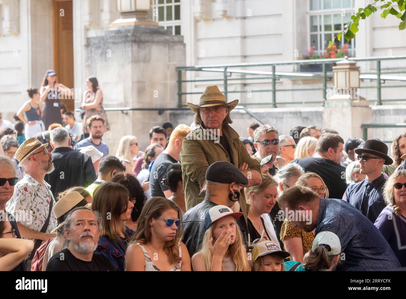 Fan all'Hackney Empire, Londra per il lancio del nuovo album dei Rolling Stones, Hackney Diamonds Foto Stock