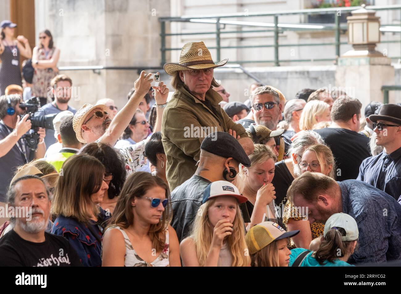 Fan all'Hackney Empire, Londra per il lancio del nuovo album dei Rolling Stones, Hackney Diamonds Foto Stock