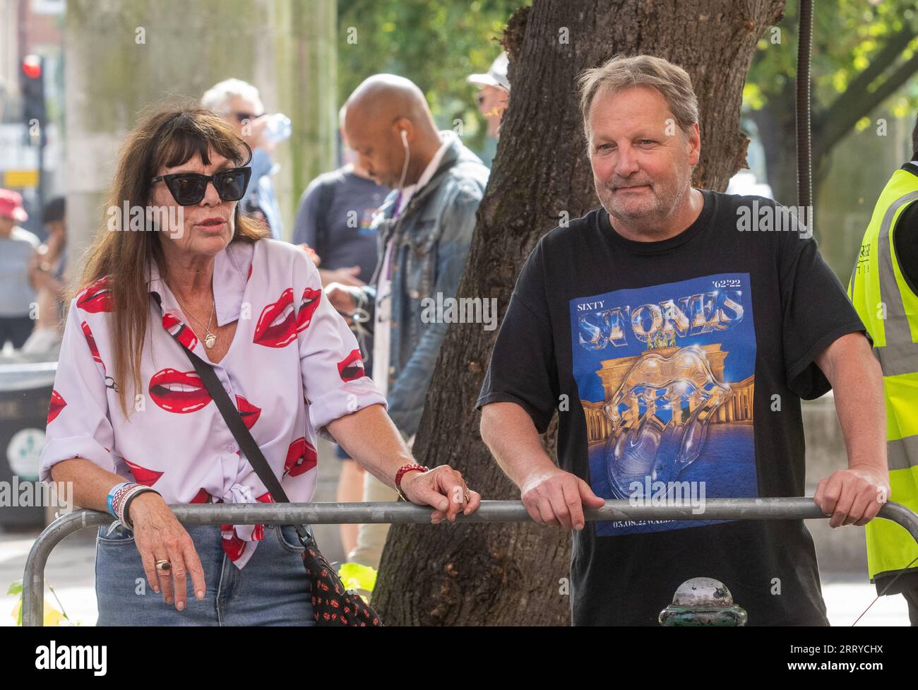 Fan all'Hackney Empire, Londra per il lancio del nuovo album dei Rolling Stones, Hackney Diamonds Foto Stock