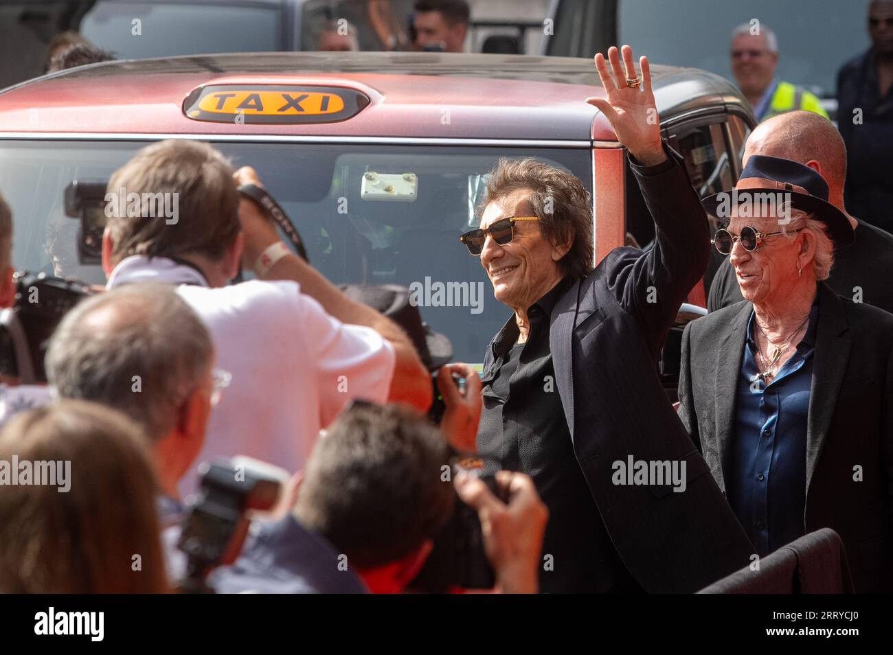 Ronnie Wood e Keith Richards dei Rolling Stones arrivano all'Hackney Empire di Londra per il lancio del loro nuovo album Hackney Diamonds Foto Stock
