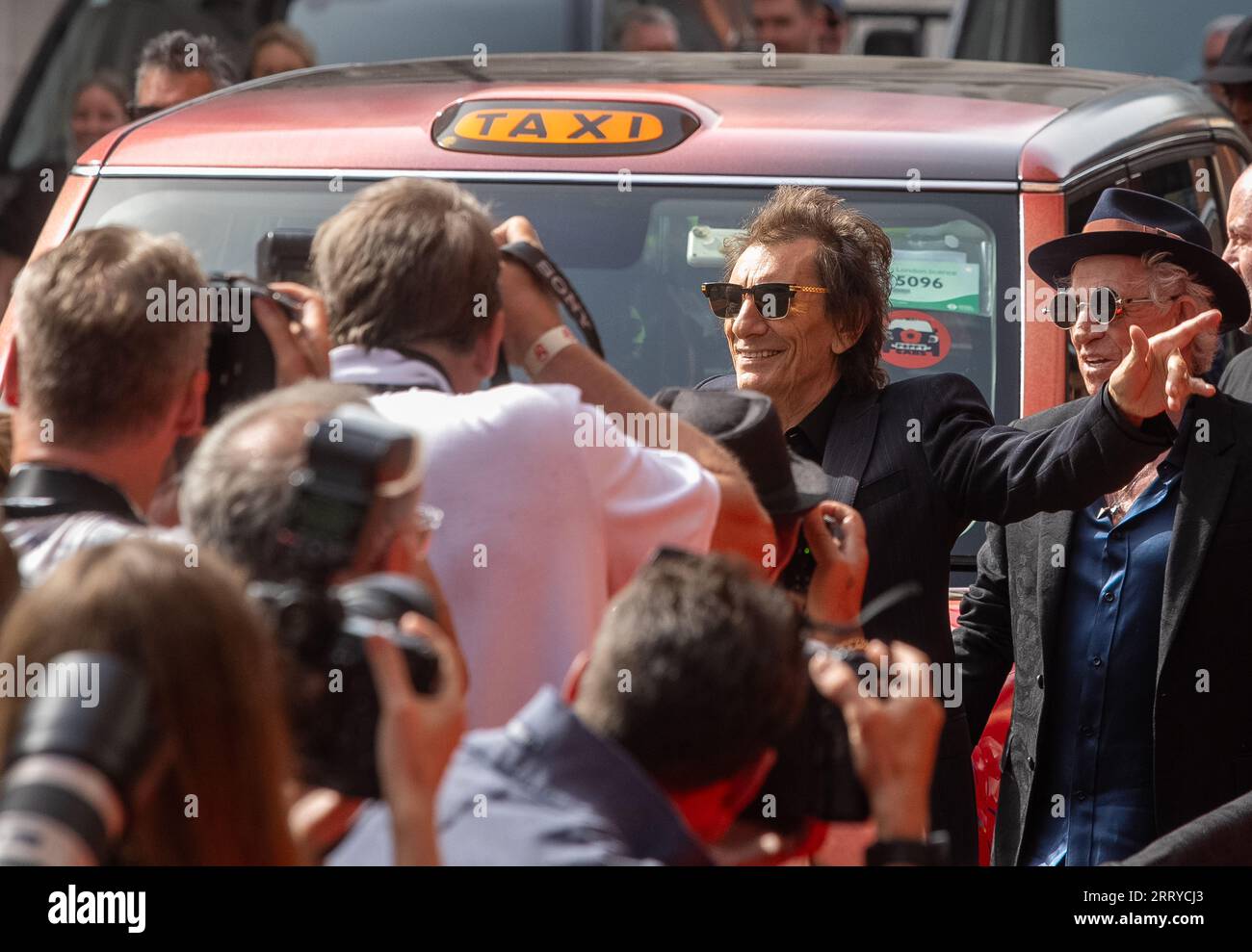 Ronnie Wood e Keith Richards dei Rolling Stones arrivano all'Hackney Empire di Londra per il lancio del loro nuovo album Hackney Diamonds Foto Stock