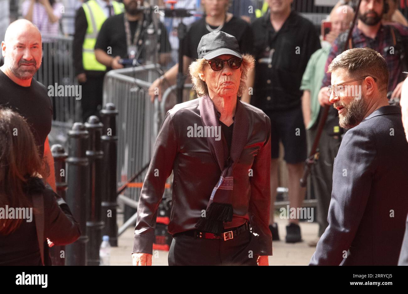 Mick Jagger, Ronnie Wood e Keith Richards dei Rolling Stones arrivano all'Hackney Empire di Londra per il lancio del loro nuovo album Hackney Diam Foto Stock