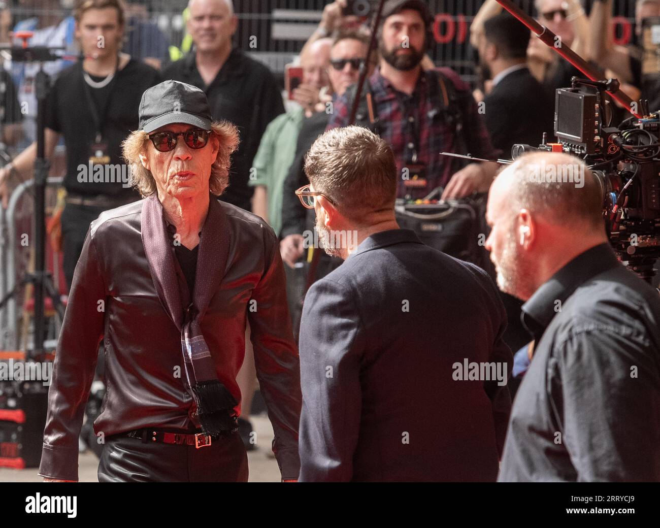 Mick Jagger, Ronnie Wood e Keith Richards dei Rolling Stones arrivano all'Hackney Empire di Londra per il lancio del loro nuovo album Hackney Diam Foto Stock