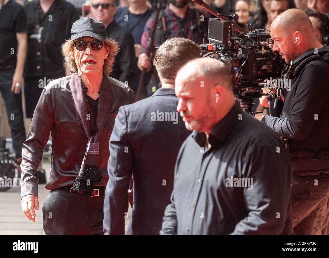 Mick Jagger, Ronnie Wood e Keith Richards dei Rolling Stones arrivano all'Hackney Empire di Londra per il lancio del loro nuovo album Hackney Diam Foto Stock