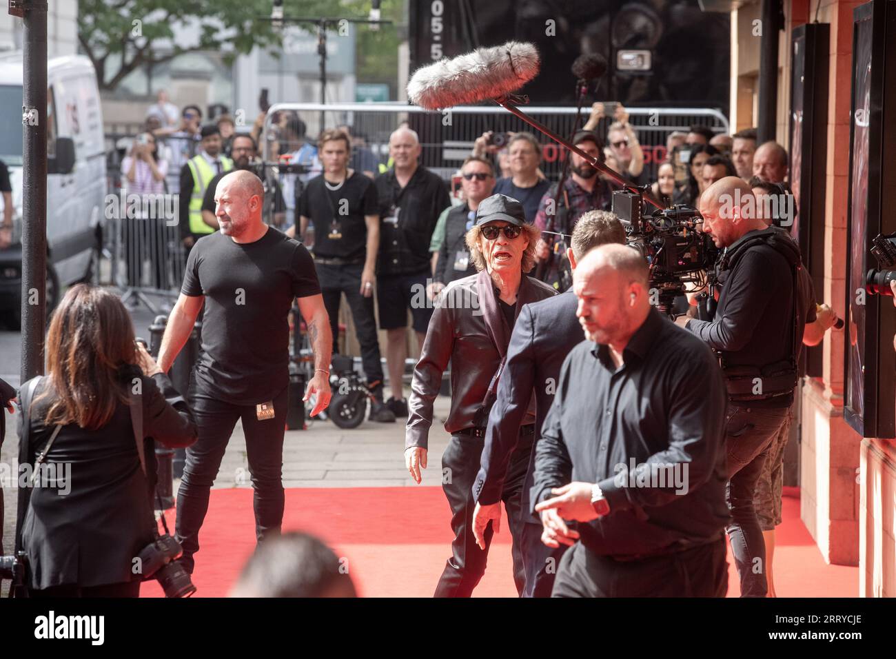 Mick Jagger, Ronnie Wood e Keith Richards dei Rolling Stones arrivano all'Hackney Empire di Londra per il lancio del loro nuovo album Hackney Diam Foto Stock