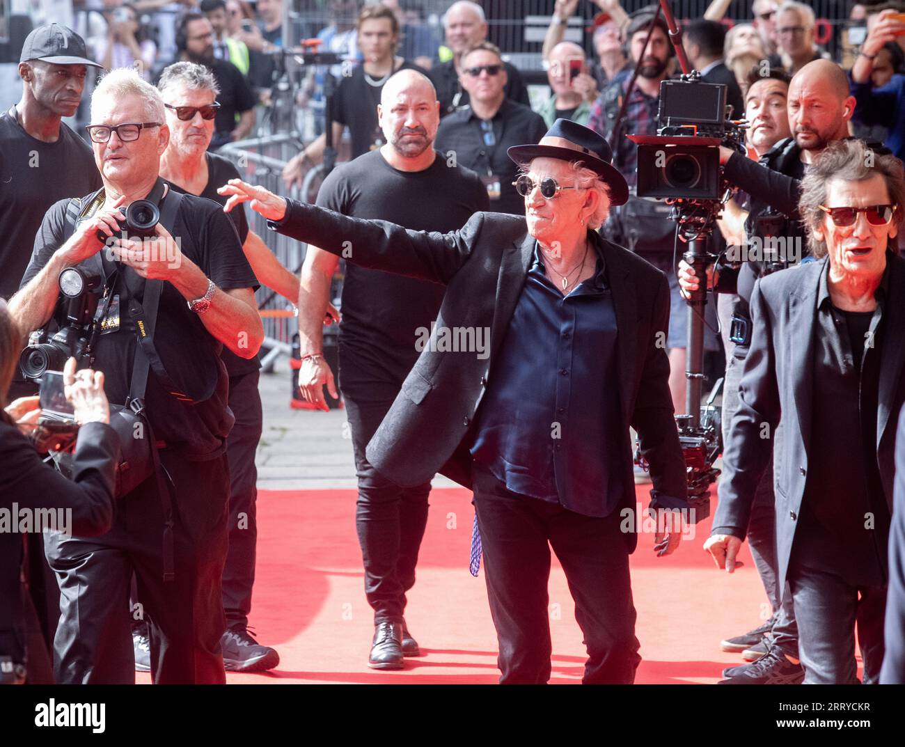 Ronnie Wood e Keith Richards dei Rolling Stones arrivano all'Hackney Empire di Londra per il lancio del loro nuovo album Hackney Diamonds Foto Stock