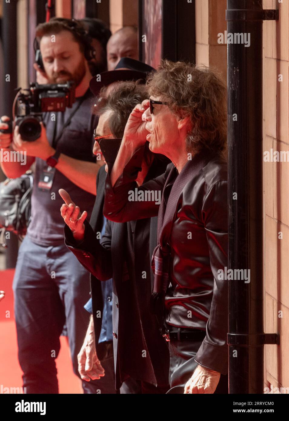 Mick Jagger, Ronnie Wood e Keith Richards dei Rolling Stones arrivano all'Hackney Empire di Londra per il lancio del loro nuovo album Hackney Diam Foto Stock
