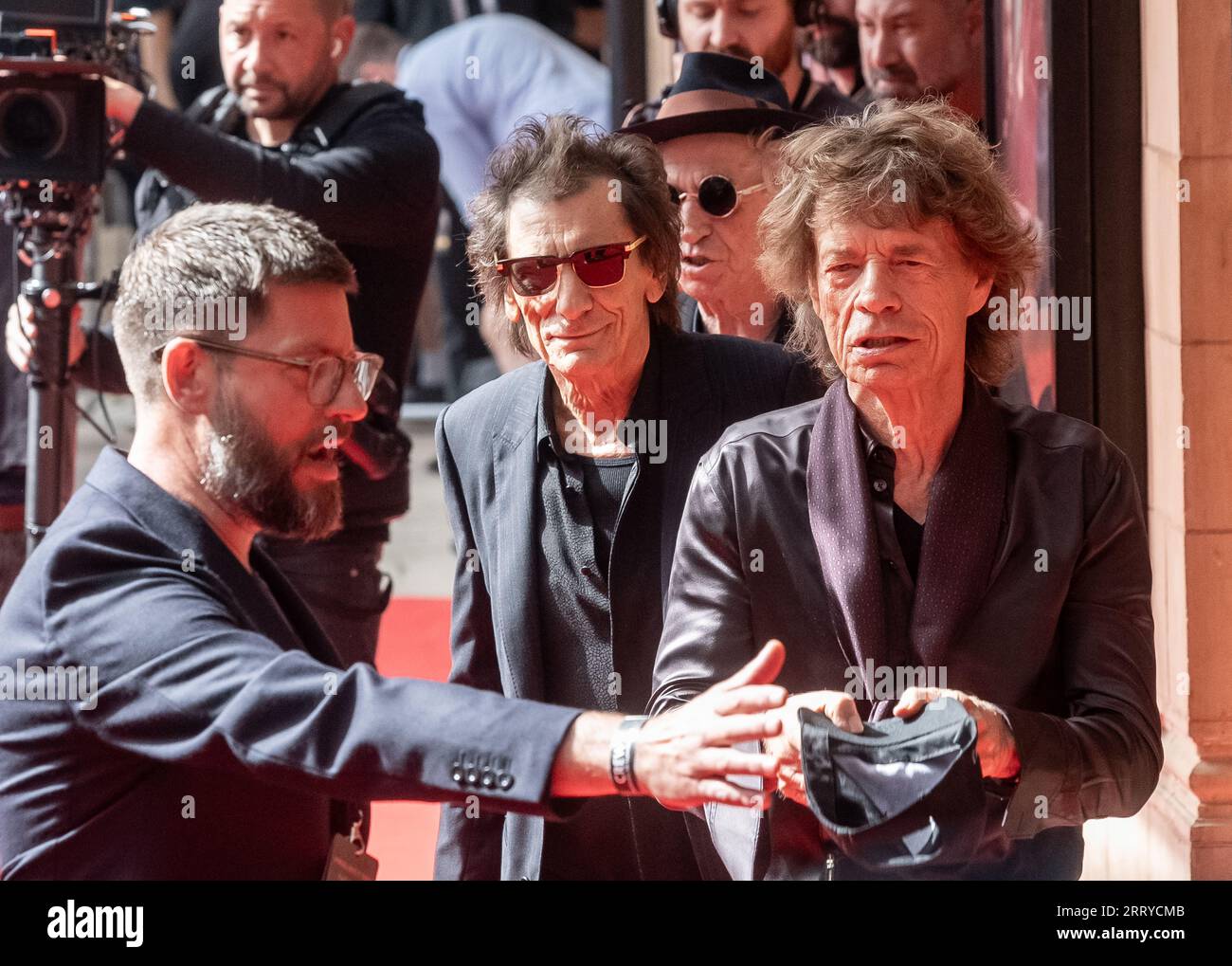 Mick Jagger, Ronnie Wood e Keith Richards dei Rolling Stones arrivano all'Hackney Empire di Londra per il lancio del loro nuovo album Hackney Diam Foto Stock