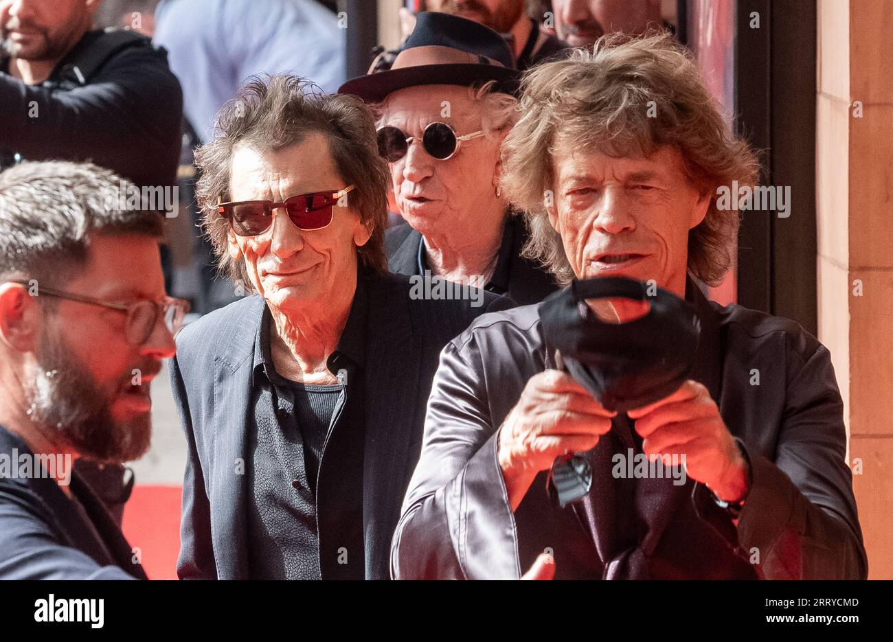 Mick Jagger, Ronnie Wood e Keith Richards dei Rolling Stones arrivano all'Hackney Empire di Londra per il lancio del loro nuovo album Hackney Diam Foto Stock