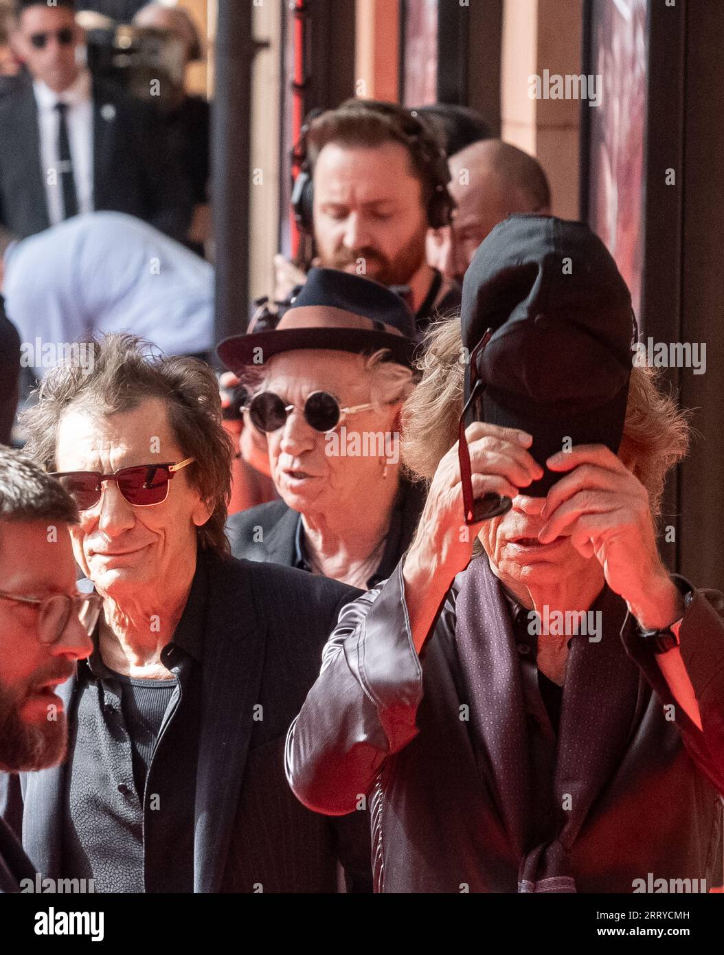 Mick Jagger, Ronnie Wood e Keith Richards dei Rolling Stones arrivano all'Hackney Empire di Londra per il lancio del loro nuovo album Hackney Diam Foto Stock