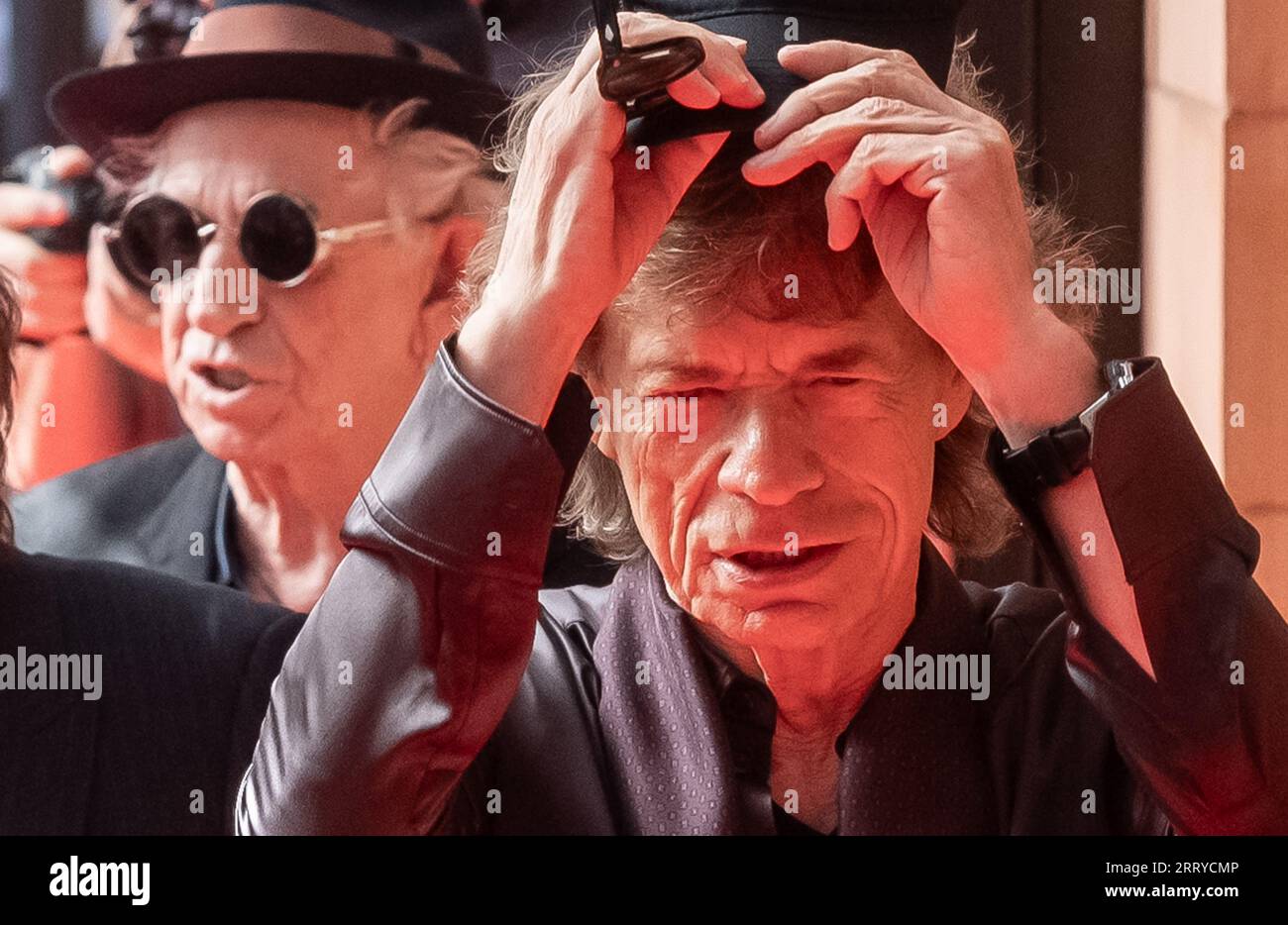 Mick Jagger, Ronnie Wood e Keith Richards dei Rolling Stones arrivano all'Hackney Empire di Londra per il lancio del loro nuovo album Hackney Diam Foto Stock