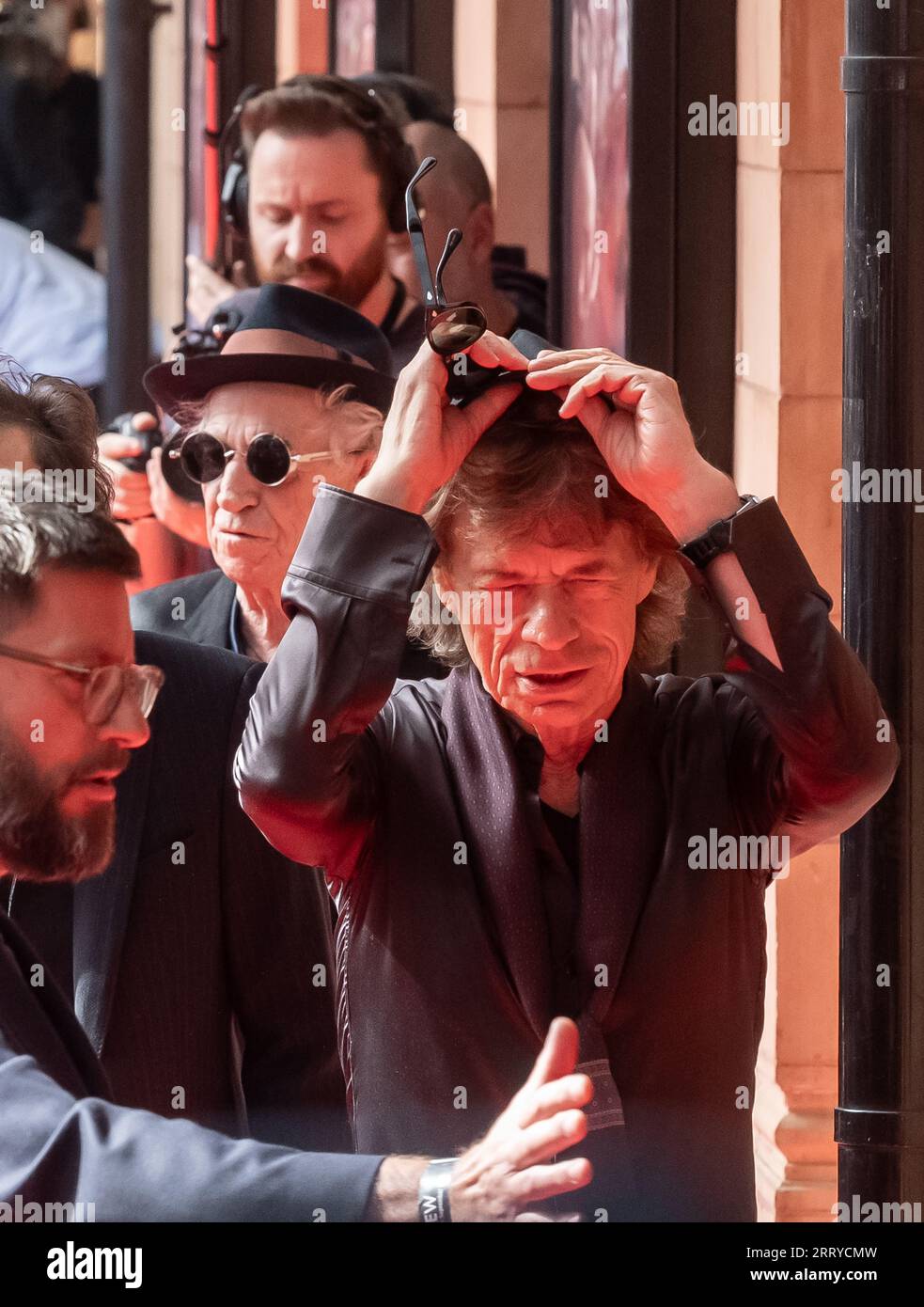 Mick Jagger, Ronnie Wood e Keith Richards dei Rolling Stones arrivano all'Hackney Empire di Londra per il lancio del loro nuovo album Hackney Diam Foto Stock