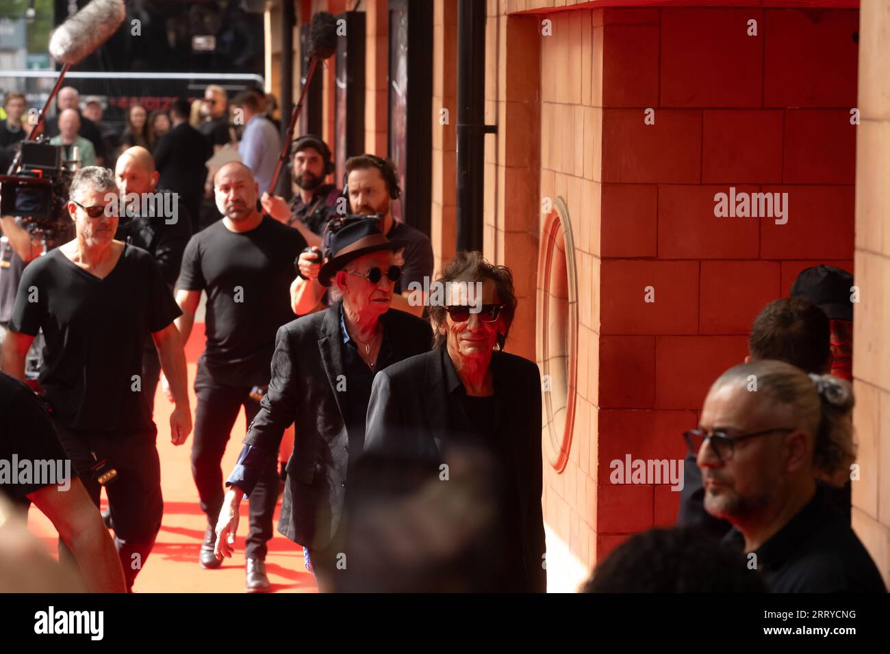Ronnie Wood e Keith Richards dei Rolling Stones arrivano all'Hackney Empire di Londra per il lancio del loro nuovo album Hackney Diamonds Foto Stock