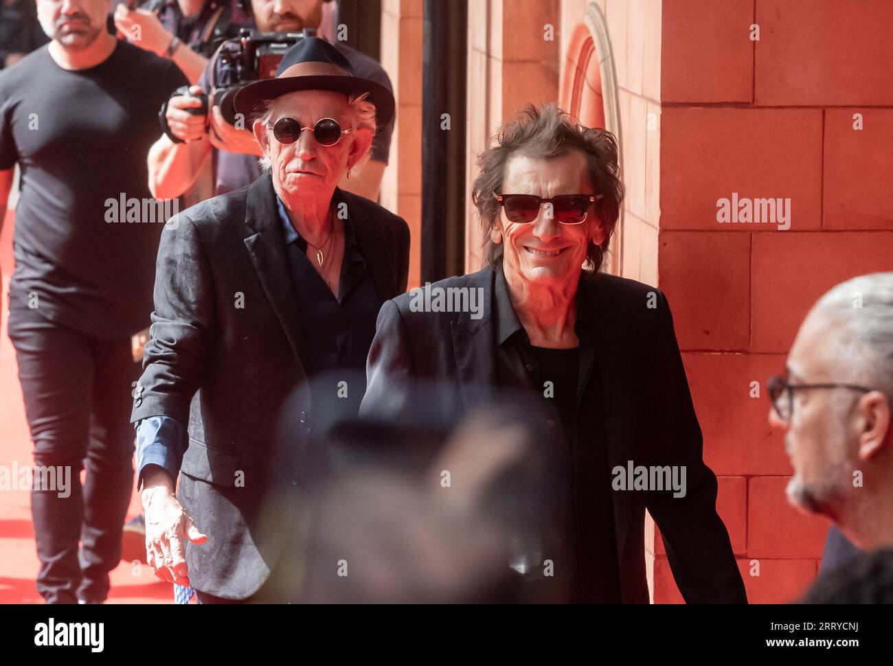Ronnie Wood e Keith Richards dei Rolling Stones arrivano all'Hackney Empire di Londra per il lancio del loro nuovo album Hackney Diamonds Foto Stock