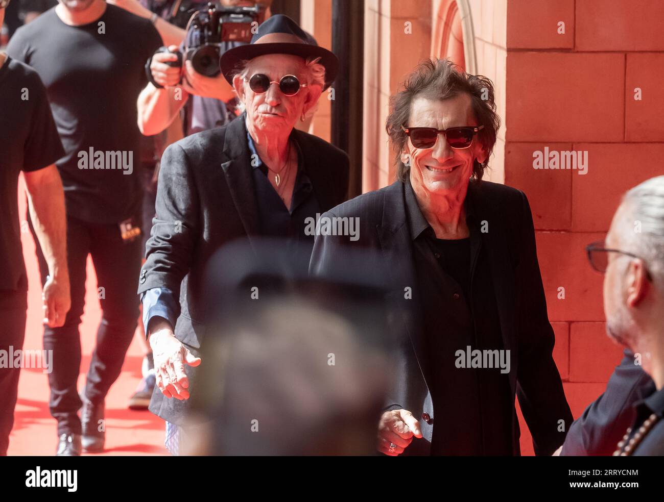 Ronnie Wood e Keith Richards dei Rolling Stones arrivano all'Hackney Empire di Londra per il lancio del loro nuovo album Hackney Diamonds Foto Stock