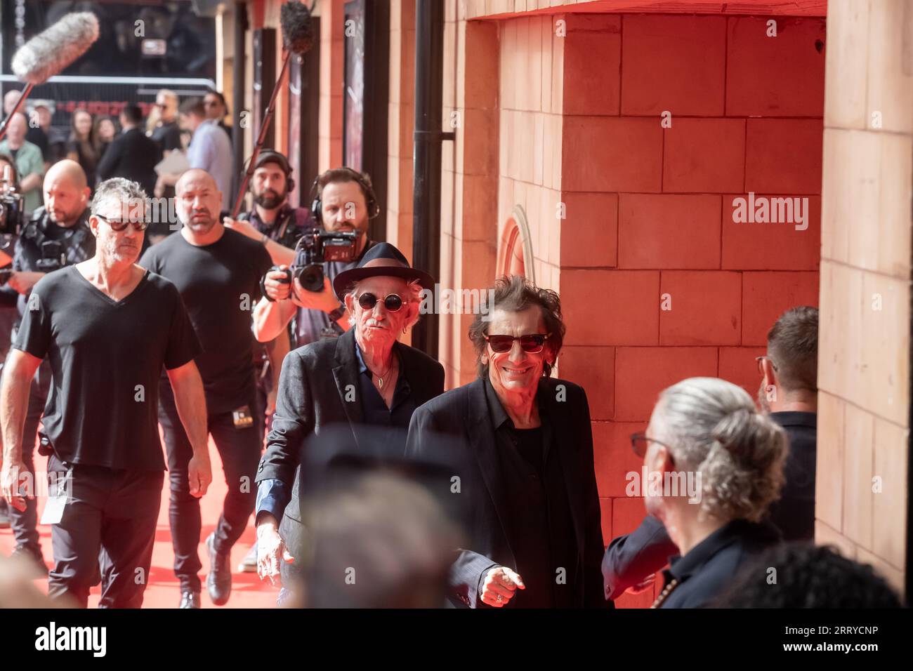 Ronnie Wood e Keith Richards dei Rolling Stones arrivano all'Hackney Empire di Londra per il lancio del loro nuovo album Hackney Diamonds Foto Stock