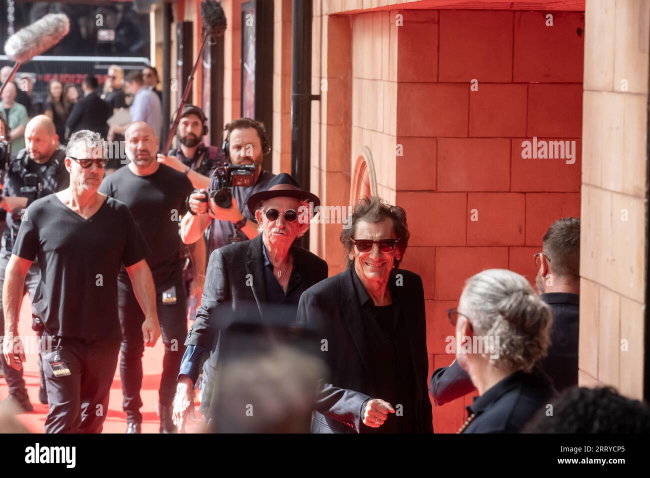 Ronnie Wood e Keith Richards dei Rolling Stones arrivano all'Hackney Empire di Londra per il lancio del loro nuovo album Hackney Diamonds Foto Stock