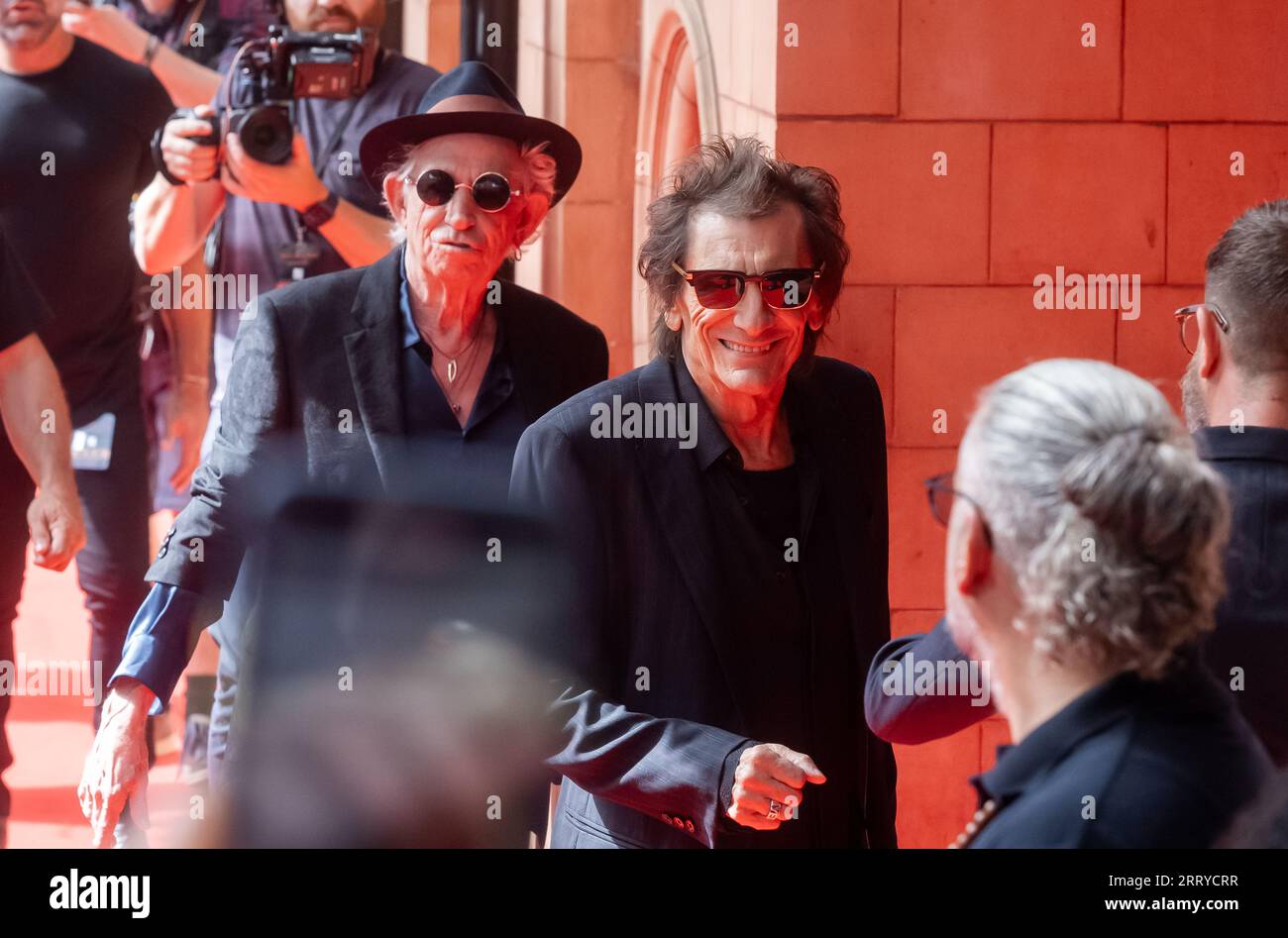 Ronnie Wood e Keith Richards dei Rolling Stones arrivano all'Hackney Empire di Londra per il lancio del loro nuovo album Hackney Diamonds Foto Stock