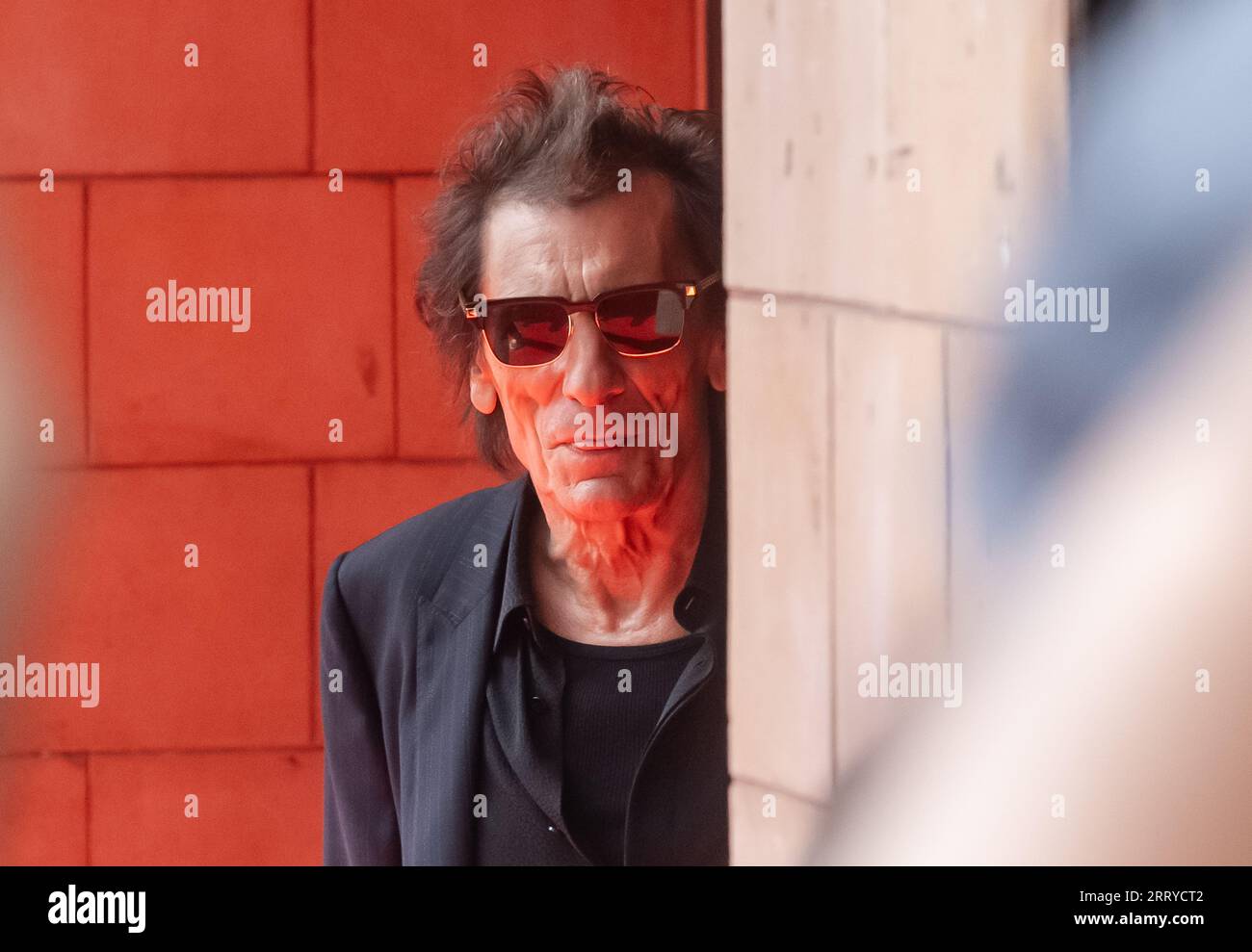 Ronnie Wood dei Rolling Stones arriva all'Hackney Empire di Londra per il lancio del loro nuovo album Hackney Diamonds Foto Stock