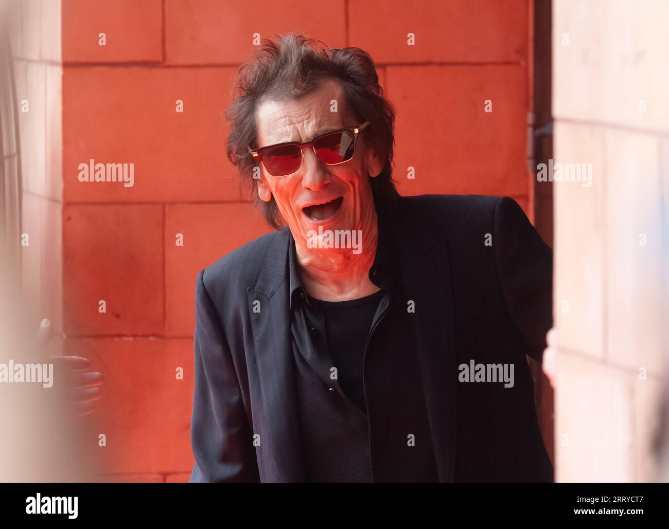 Ronnie Wood dei Rolling Stones arriva all'Hackney Empire di Londra per il lancio del loro nuovo album Hackney Diamonds Foto Stock