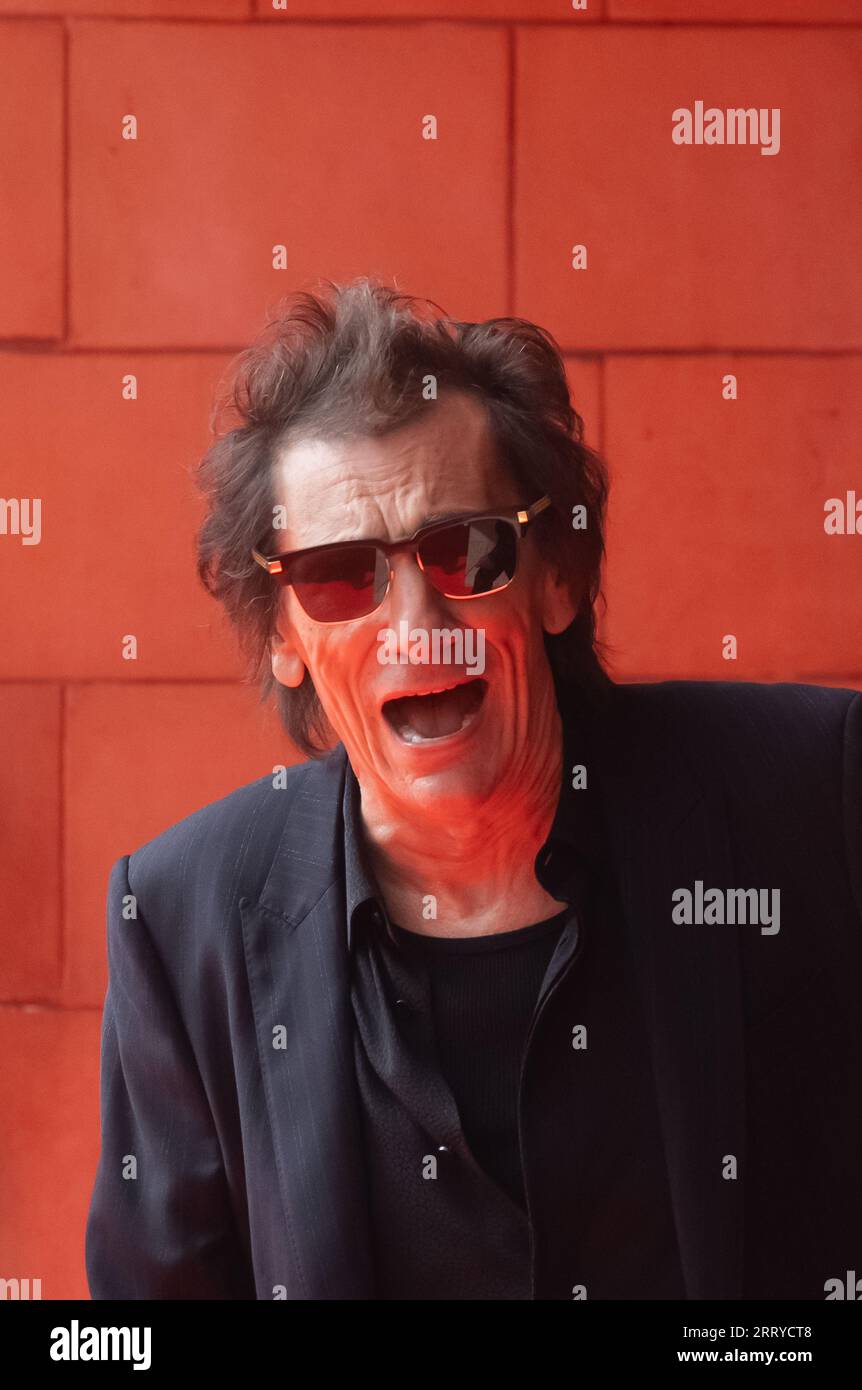 Ronnie Wood dei Rolling Stones arriva all'Hackney Empire di Londra per il lancio del loro nuovo album Hackney Diamonds Foto Stock