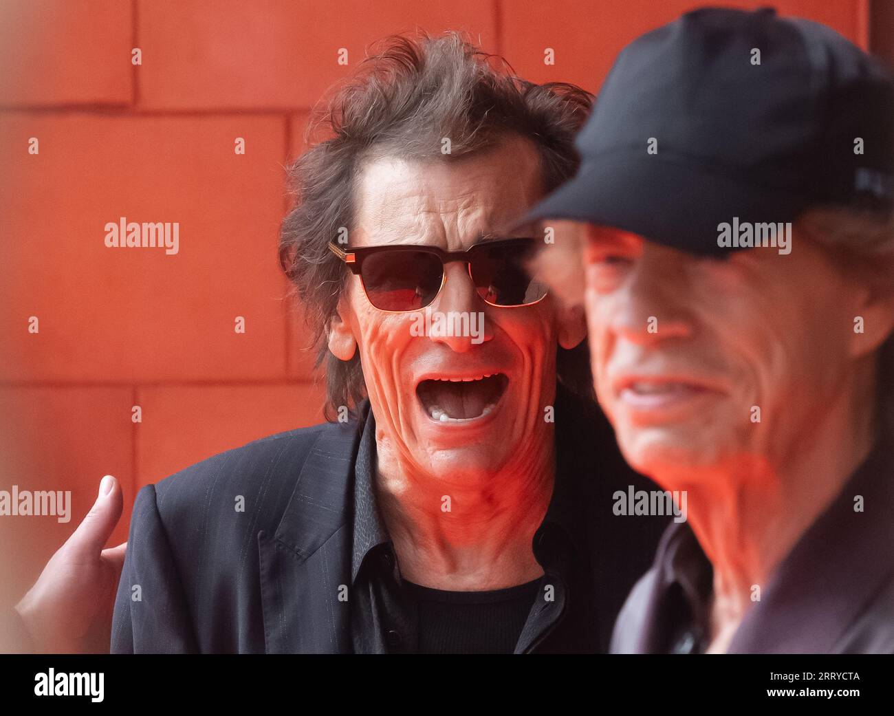 Mick Jagger, Ronnie Wood e Keith Richards dei Rolling Stones arrivano all'Hackney Empire di Londra per il lancio del loro nuovo album Hackney Diam Foto Stock