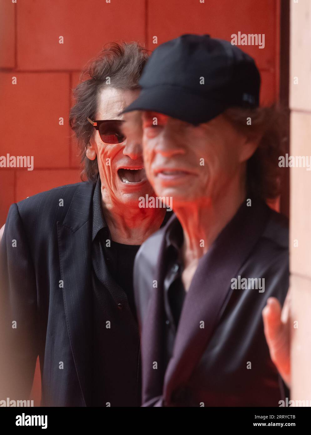 Mick Jagger, Ronnie Wood e Keith Richards dei Rolling Stones arrivano all'Hackney Empire di Londra per il lancio del loro nuovo album Hackney Diam Foto Stock